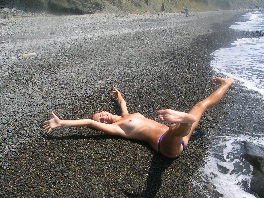 Молодая жена с упругой налитой грудью сняла топ на пляже – фото 4