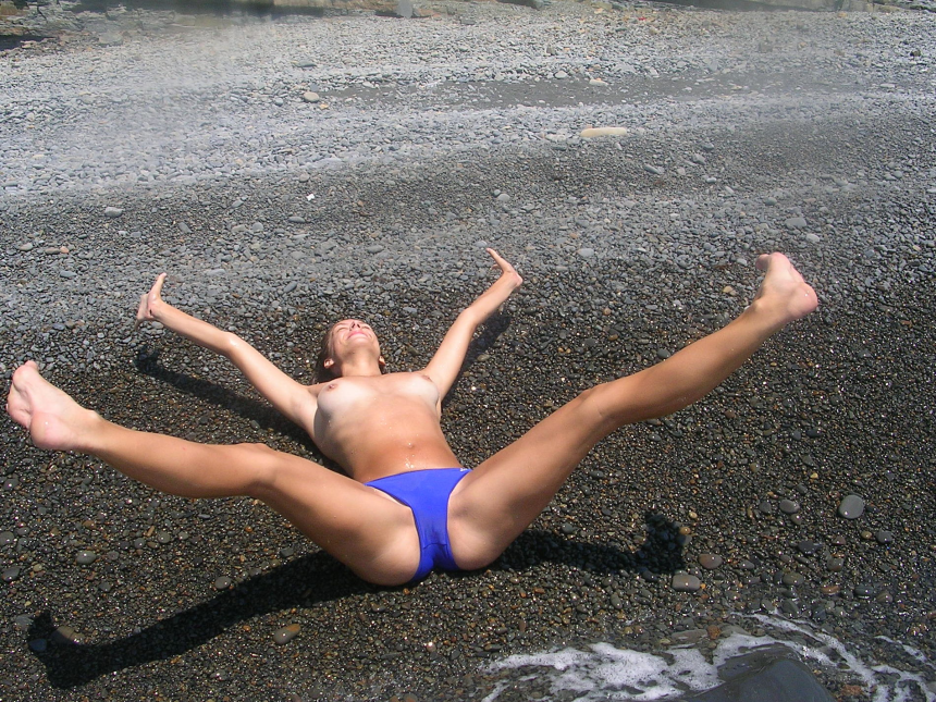 Молодая жена с упругой налитой грудью сняла топ на пляже – фото 5