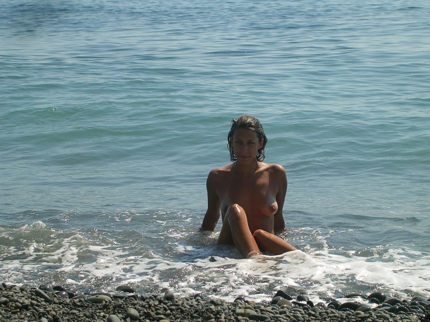 Молодая жена с упругой налитой грудью сняла топ на пляже – фото 9