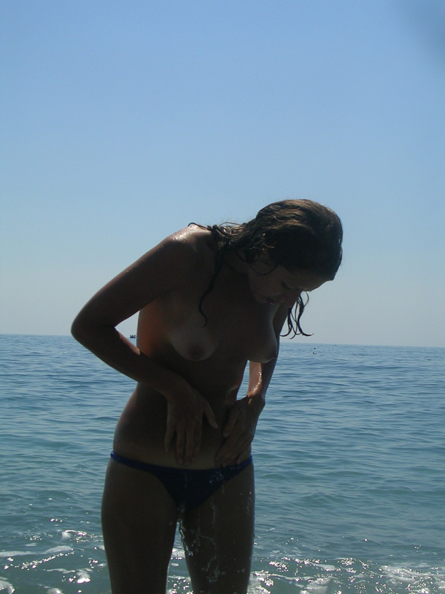 Молодая жена с упругой налитой грудью сняла топ на пляже – фото 23