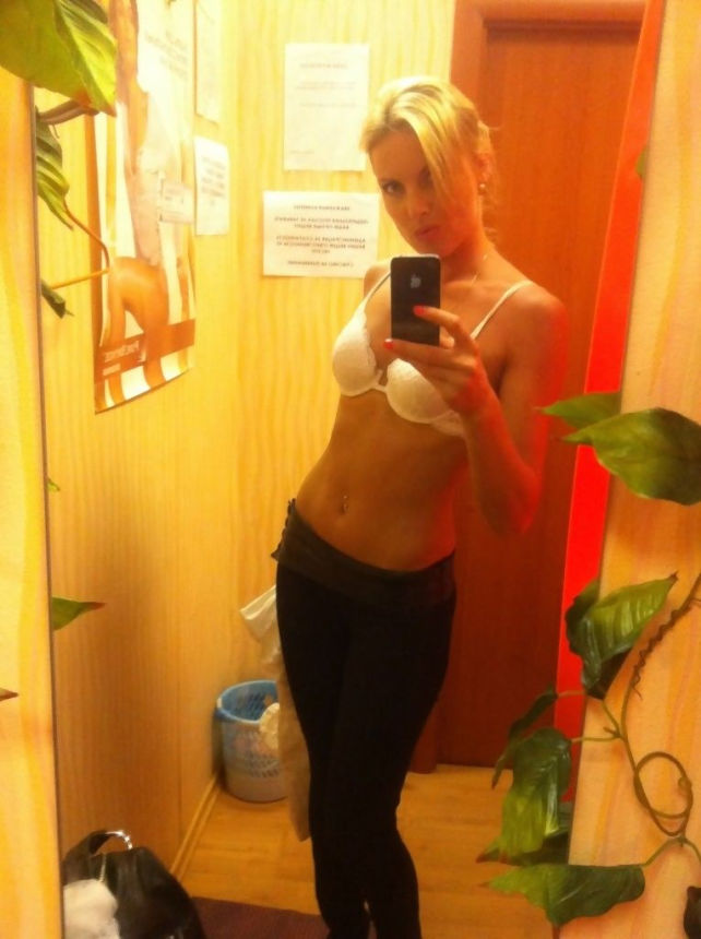 Симпатичная блондинка делает откровенное селфи для тебя – фото 3