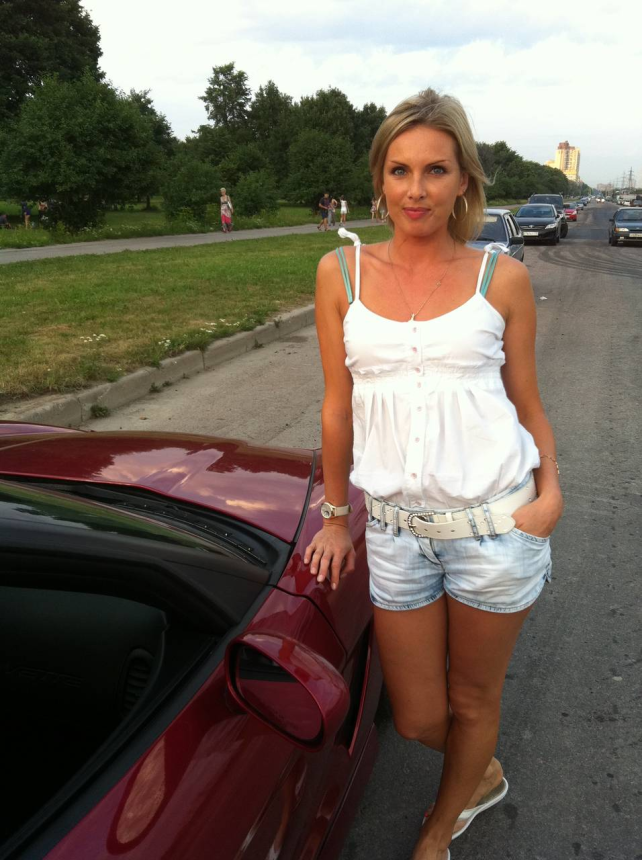 Симпатичная блондинка делает откровенное селфи для тебя – фото 4