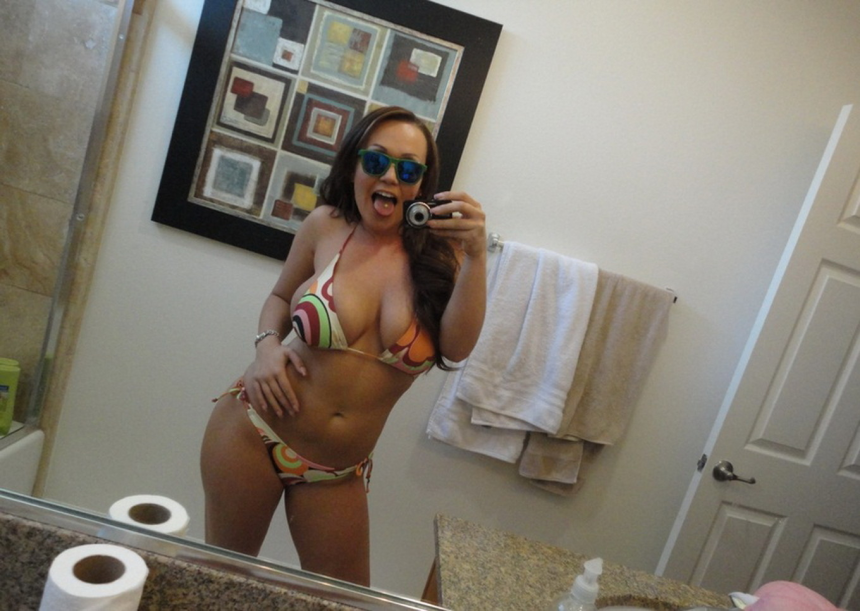 Милфа дрочит мужу членом между своих огромных сисек до камшота – фото 24