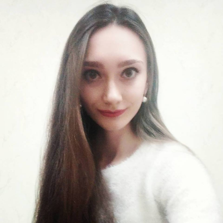 Стройная малышка с маленькой грудью откровенно позирует – фото 13