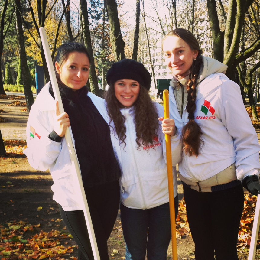 Стройная малышка с маленькой грудью откровенно позирует – фото 15