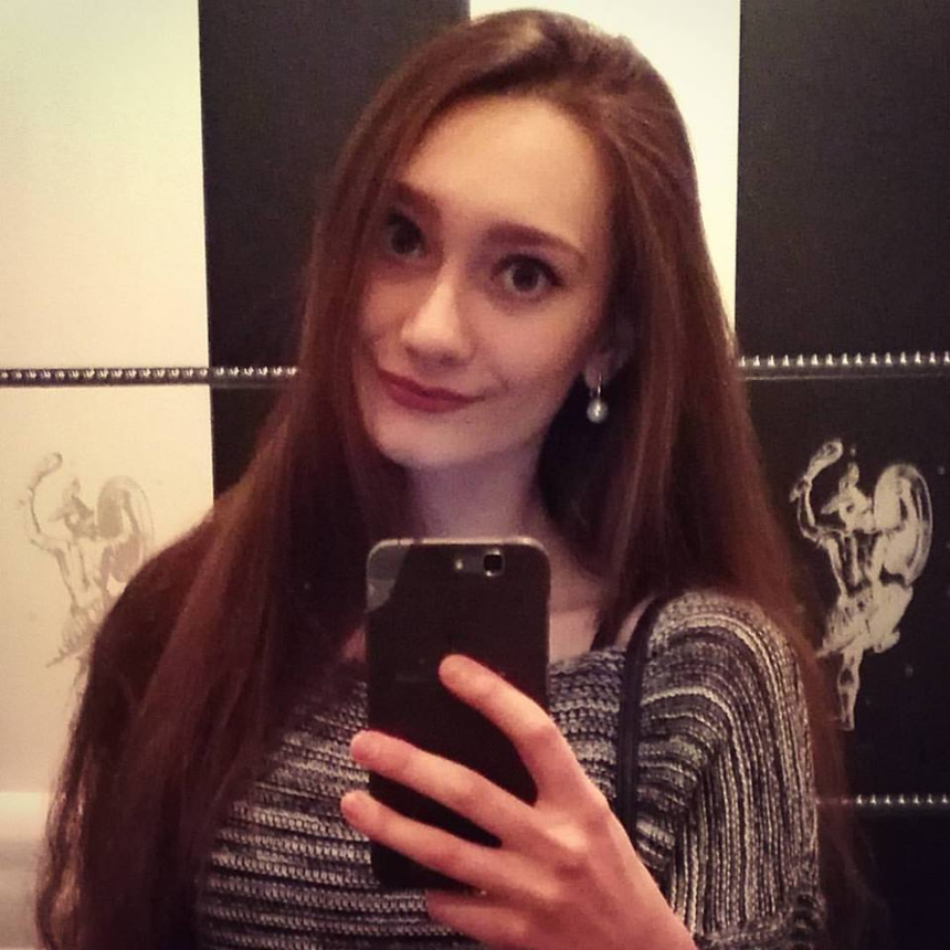 Стройная малышка с маленькой грудью откровенно позирует – фото 18