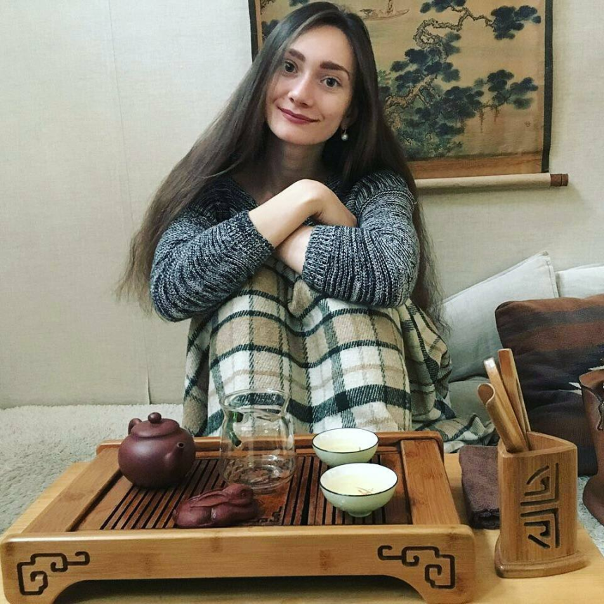 Стройная малышка с маленькой грудью откровенно позирует – фото 19