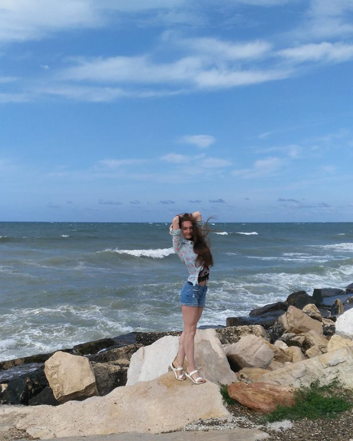 Стройная малышка с маленькой грудью откровенно позирует – фото 20