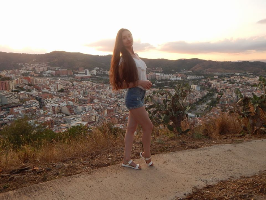 Стройная малышка с маленькой грудью откровенно позирует – фото 4