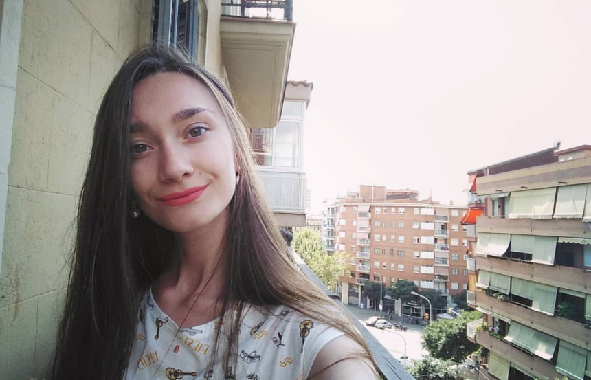 Фото Стройная малышка с маленькой грудью откровенно позирует