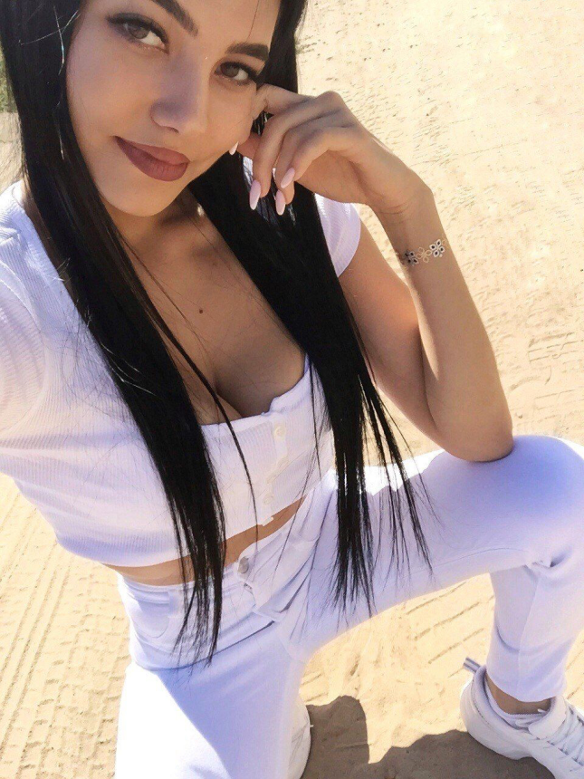 Фото Горячая красотка не стесняется показывать своё сексуальное тело