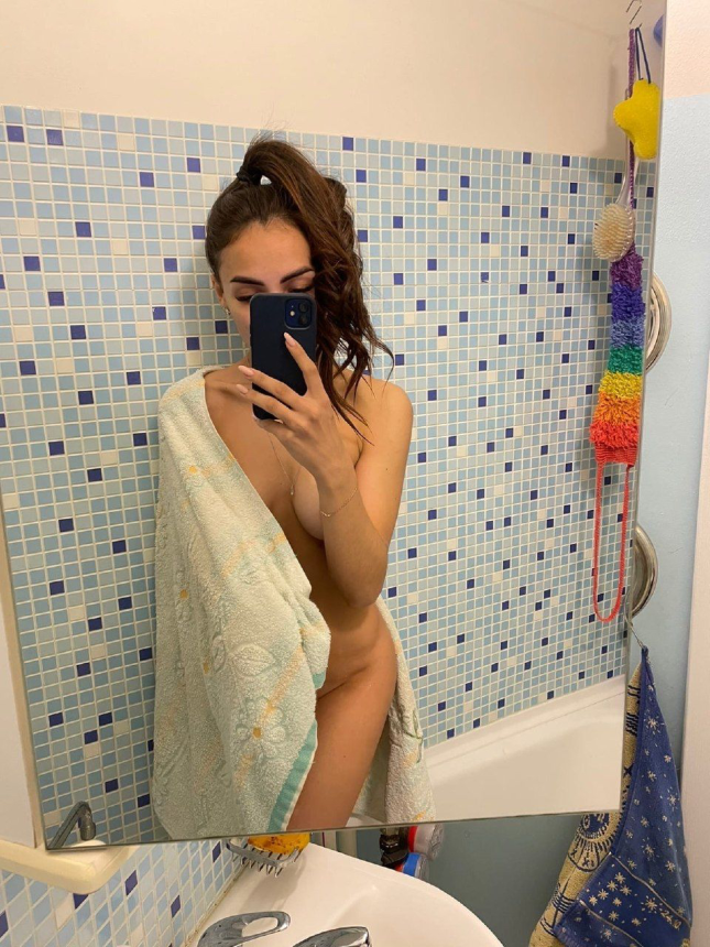 Горячая красотка не стесняется показывать своё сексуальное тело – фото 2