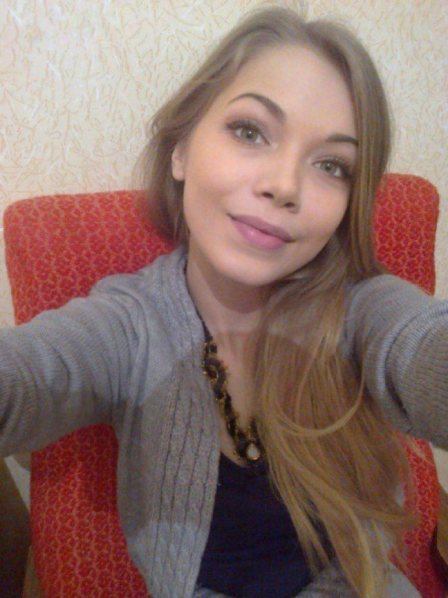 Cute young girl plays with big cock – photo 1