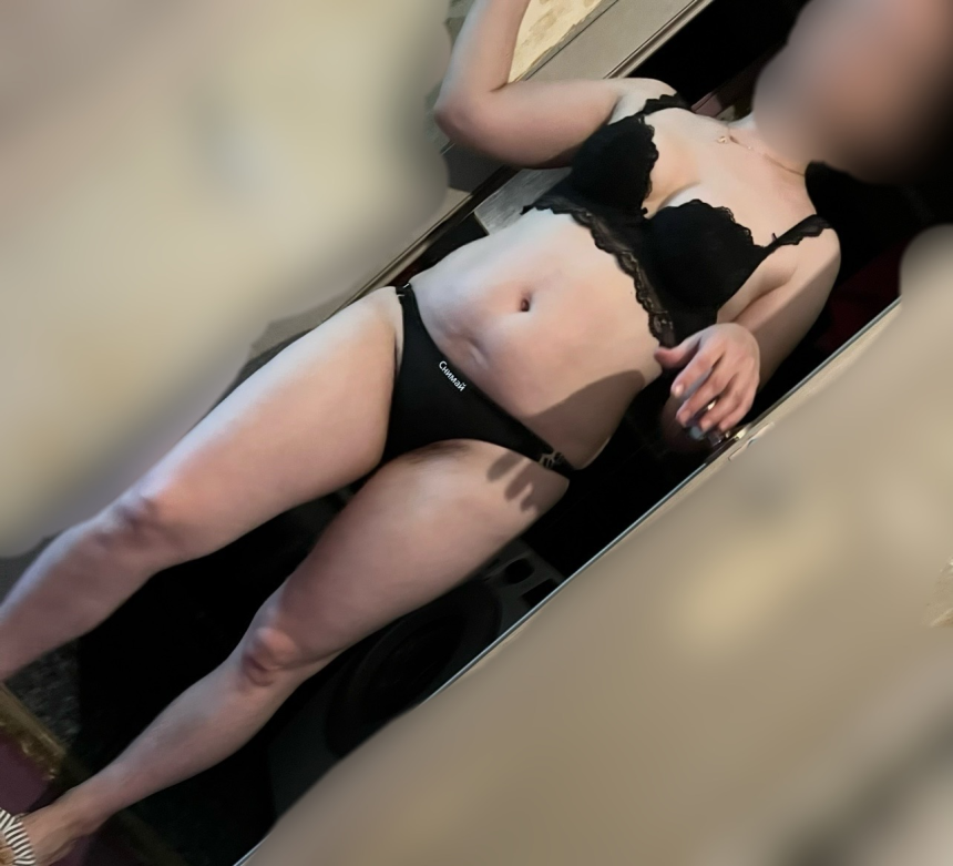 Зрелая женушка голышом в постели и на свежем воздухе – фото 9