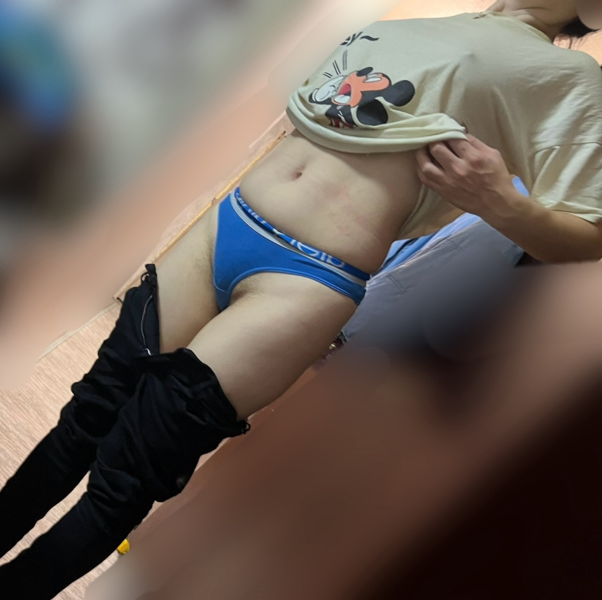 Зрелая женушка голышом в постели и на свежем воздухе – фото 5