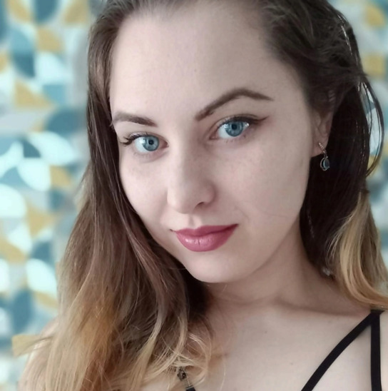 Фото Сексуальная студентка мастурбирует большим фаллосом крупным планом