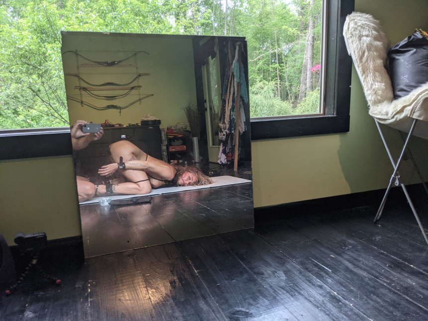 Похотливая дамочка делает минет и мастурбирует дилдо – фото 74