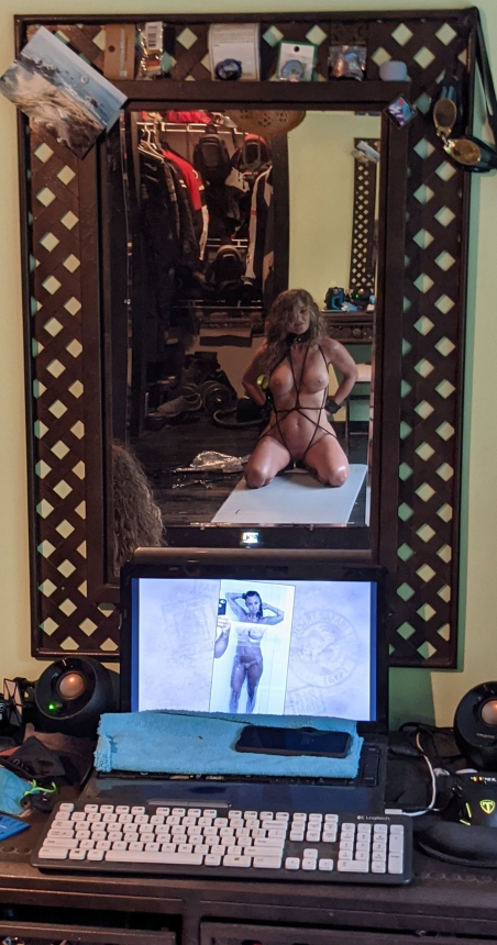 Похотливая дамочка делает минет и мастурбирует дилдо – фото 87