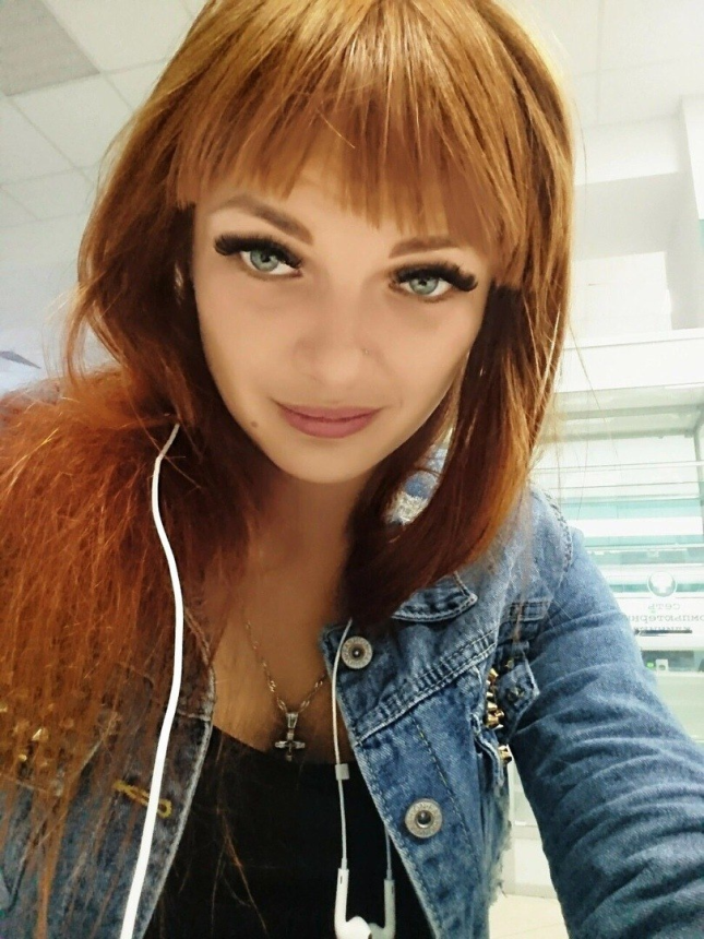 Рыжая девушка вставила себе фаллоимитатор крупным планом – фото 2