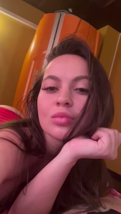 Brunette Shows Her Butt in Pink Shorts on a Home Video devki net 